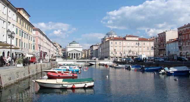 Découvrir Trieste lors d’un séjour linguistique LISA! d’italien Vue sur le port et le centre historique de Trieste pendant un séjour linguistique LISA! d’italien en Italie