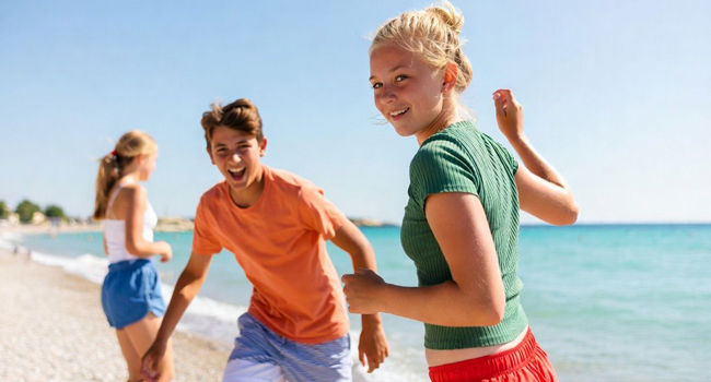 Plage et mer lors d’un séjour linguistique LISA! d’italien à Trieste Élèves profitant de la plage et de la mer pendant un séjour linguistique LISA! d’italien à Trieste, en Italie
