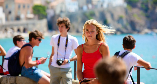 : Étudiante sur la côte à Tropea Italie lors d’un séjour linguistique LISA! profitant du temps libre et de la vue sur la mer