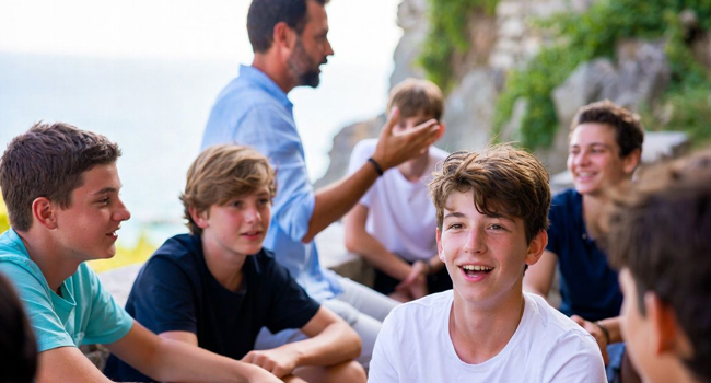 Groupe d’étudiants avec accompagnateur à Tropea Italie lors d’un séjour linguistique LISA! échangeant ensemble