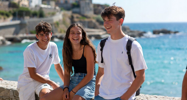  Étudiants à Tropea Italie profitant de la ville et de la mer lors d’un séjour linguistique LISA!
