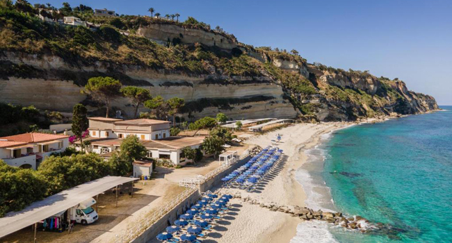 Hébergement et plage à Tropea Italie lors d’un séjour linguistique LISA! pour étudiants avec vue sur la mer