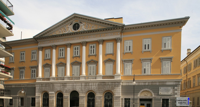 Apprendre l’italien lors d’un séjour linguistique LISA! en Italie Bâtiment d’une école de langues LISA! pour élèves pendant un cours d’italien d’été en Italie