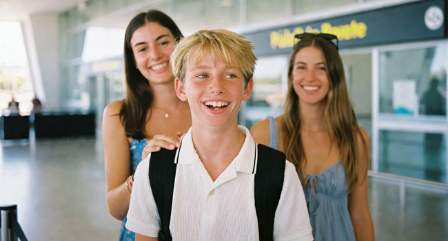 Arrivée sécurisée pour étudiants à Málaga avec LISA! – un étudiant accueilli par des hôtes locales. Un étudiant arrivant en toute sécurité à Málaga et accueilli par deux femmes espagnoles symbolise l’arrivée sécurisée lors d’un séjour linguistique LISA! pour étudiants à Málaga.
