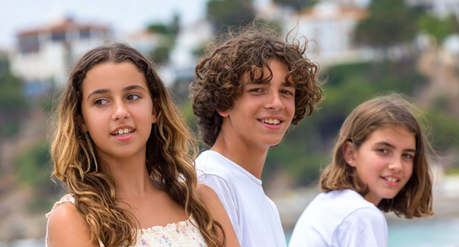 Réservation d’un séjour linguistique LISA! pour étudiants à Málaga – un garçon et deux filles sur la plage. Un garçon et deux filles sur la plage de Málaga symbolisent la réservation d’un séjour linguistique LISA! pour étudiants à Málaga.