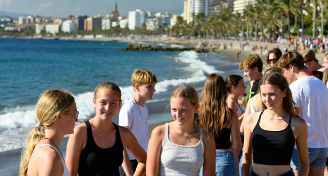 Programme d’activités LISA! à Málaga pour séjours linguistiques étudiants – de nombreux étudiants sur la plage. De nombreux étudiants sur la plage de Málaga lors d’un séjour linguistique pour étudiants symbolisent le programme d’activités de LISA! à Málaga.