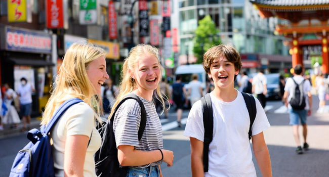  Jeunes participants se promenant dans Tokyo lors d’un séjour linguistique LISA! pour jeunes et jeunes adultes
