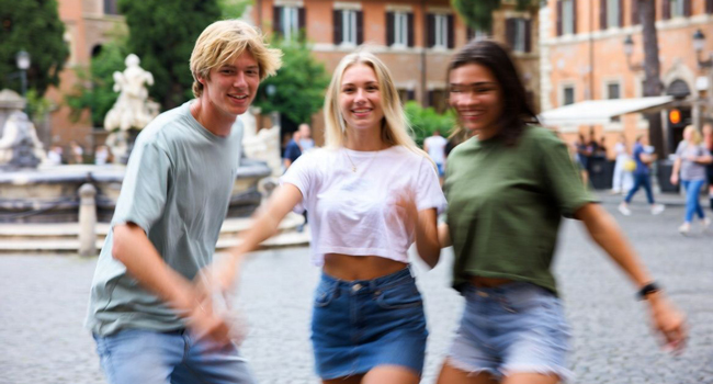Jeunes adultes profitant de leur expérience lors d’un séjour linguistique LISA! à Rome, en Italie