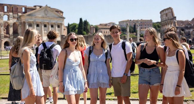 Jeunes adultes découvrant les sites emblématiques de Rome pendant le programme d’activités d’un séjour linguistique LISA! en Italie