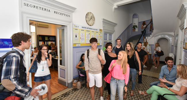 Jeunes adultes à l’entrée d’une école de langues pendant un séjour linguistique LISA! à Rome, en Italie