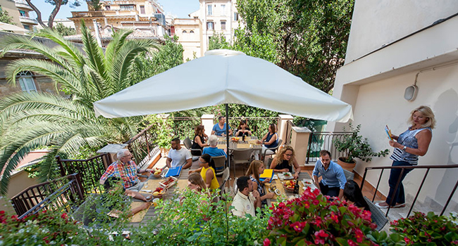 Jeunes adultes pendant un cours d’italien sur la terrasse d’une école de langues LISA! à Rome, en Italie