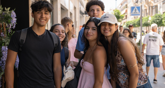 Participants découvrant Madrid pendant un cours d’espagnol pour jeunes adultes