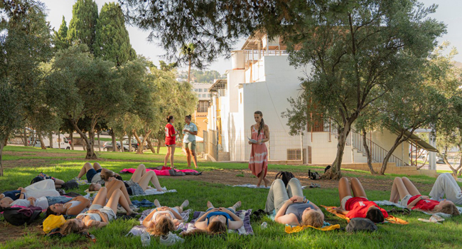 Participants se détendant dans un parc pendant un cours d’espagnol pour jeunes adultes à Madrid