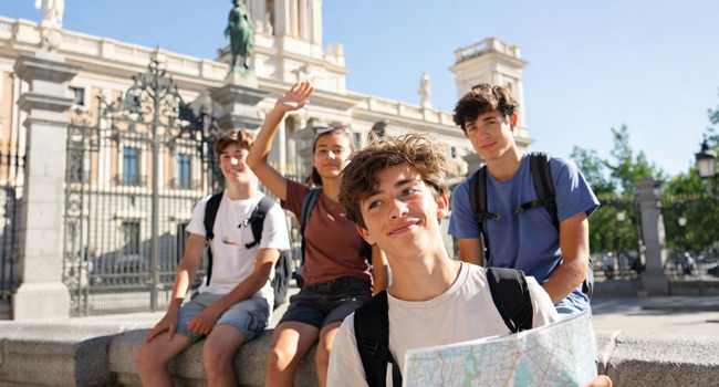 Participants avec un plan de la ville lors d’une excursion aux sites touristiques de Madrid