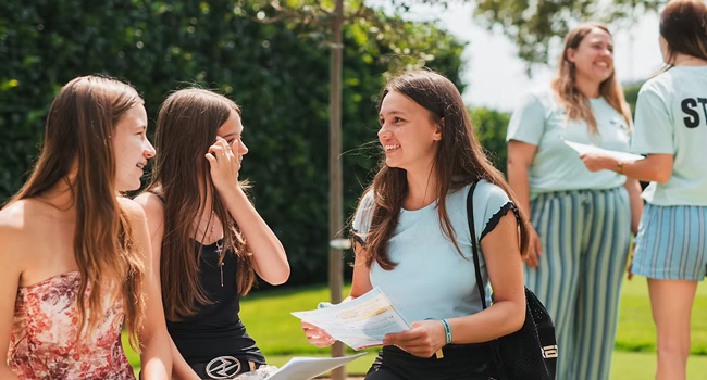 Apprendre l’espagnol à Madrid avec LISA! Séjours linguistiques pour jeunes adultes Étudiantes devant l’école de langues pendant un cours d’espagnol pour jeunes adultes à Madrid