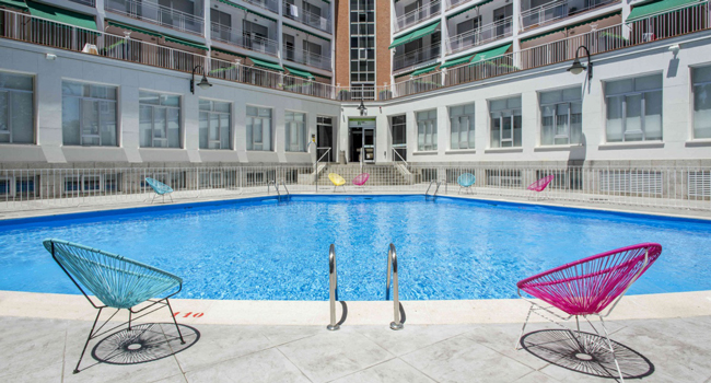 Piscine de la résidence étudiante pendant un séjour linguistique d’espagnol pour jeunes adultes à Madrid