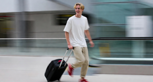 Jeune adulte avec valise arrivant à Majorque lors d’un séjour linguistique LISA! en route vers le cours de langue