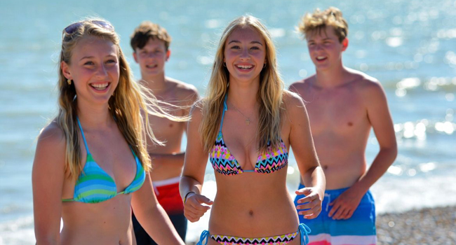 Jeunes adultes sur la plage à Majorque lors d’un séjour linguistique LISA! profitent du soleil, de la mer et du temps ensemble
