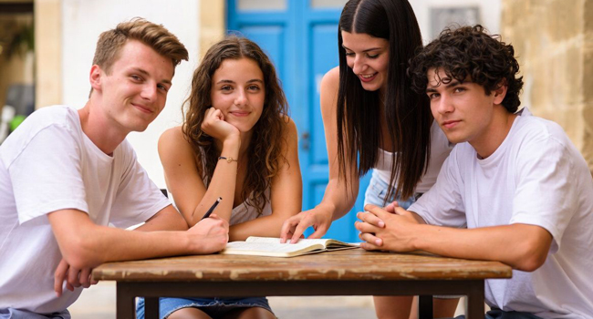 Jeunes adultes apprennent l’espagnol à Majorque lors d’un séjour linguistique LISA! étudient ensemble avec leur enseignante