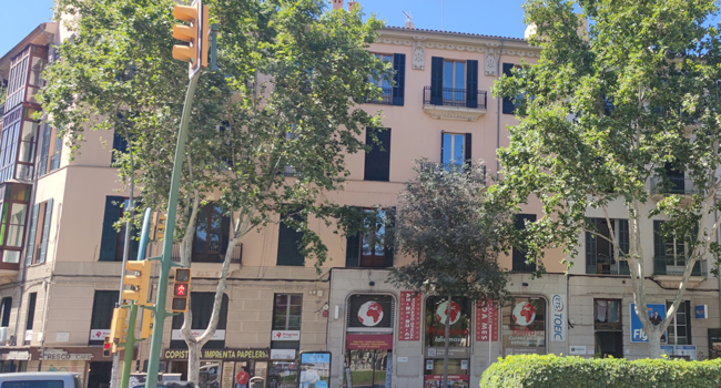  École de langue à Majorque lors d’un séjour linguistique young adults LISA! avec bâtiment situé au centre