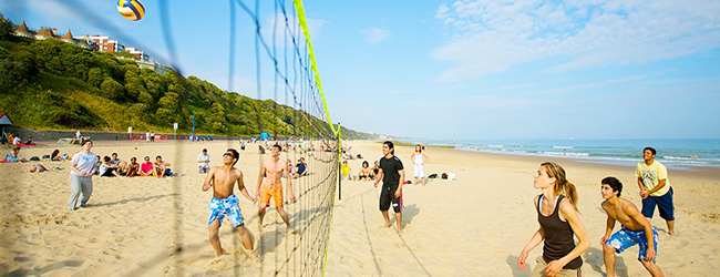 LISA-Sprachreisen-Englisch-Bournemouth-Park-Strand-Beachvolleyball-Freizeitprogramm-Sport-Meer