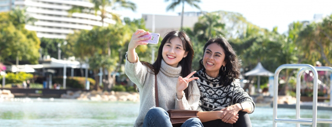 LISA-Sprachreisen-Erwachsene-Englisch-Australien-Brisbane-Foto-Selfie-Fluss-Hochhaus