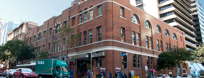 LISA-Sprachreisen-Erwachsene-Englisch-Australien-Brisbane-Sprachschule-Gebaeude-Strasse-Kreuzung