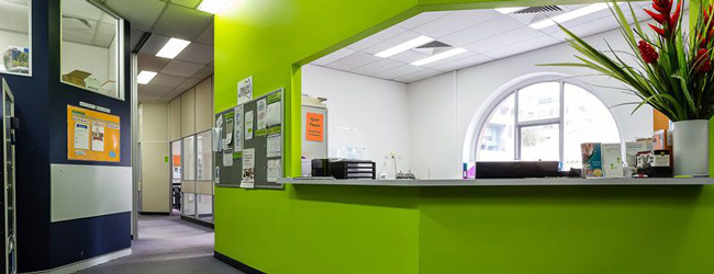 LISA-Sprachreisen-Erwachsene-Englisch-Australien-Brisbane-Sprachschule-Lobby-Eingang-Rezeption