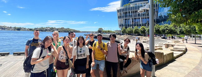 Ausflug mit Eis ans Meer in Sydney Gruppe von Sprachschülern am Meer in Sydney bei einer LISA! Sprachreise