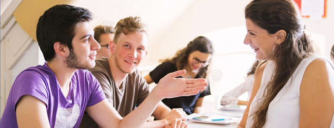 LISA-Sprachreisen-Erwachsene-Englisch-Bournemouth-Sprachschule-Sprachunterricht-Klasse-Klassenraum-Sprachlehrer-Muttersprachler