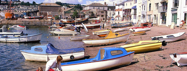 Bootsausflug auf dem Fluss bei einer Englisch-Sprachreise in Exeter Boote liegen an einem Strand am Fluss Exe in Exeter in England