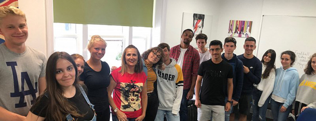 Gruppe von Schülern im Klassenzimmer der LISA! Sprachschule Bournemouth