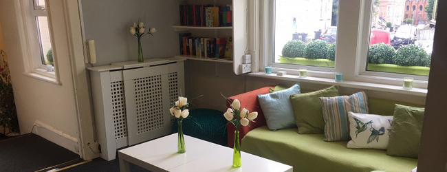 LISA-Sprachreisen-Erwachsene-Englisch-England-Bournemouth-Wootton-Sprachschule-Lounge-Pause-Kurs