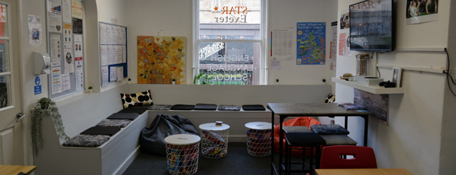 Blick in die Lounge mit Sitzen und TV an der Sprachschule in Exeter