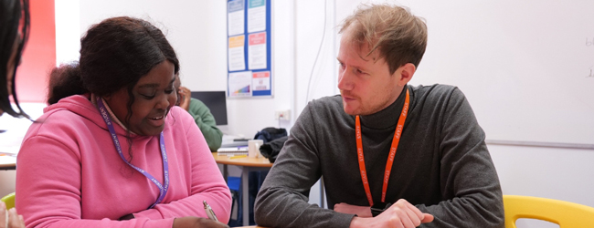 Zwei Schüler unterhalten sich im Englisch-Unterricht an der Sprachschule in Exeter