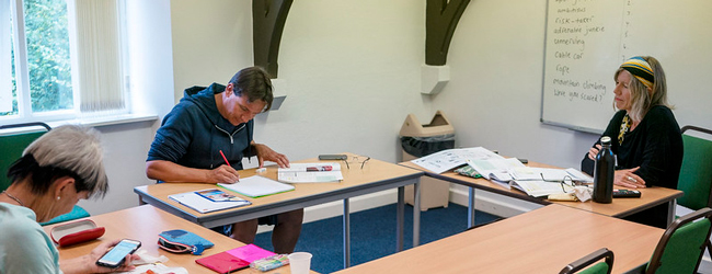 Englisch-Sprachunterricht an der LISA! Sprachschule in Jersey Zwei personen und eine Lehrerin beim Englisch-Unterricht an der Sprachschule in Jersey