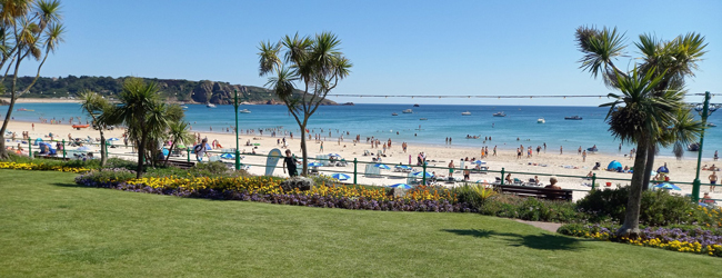 Sommer am Strand in Jersey, England Blick auf den belebten Strand im Sommer mit Badegästen bei einer Sprachreise in Jersey