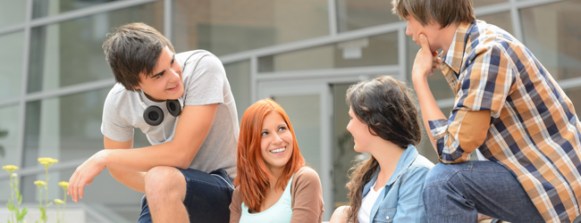 Studentengruppe im Gespräch während einer LISA! Sprachreise Vier junge Erwachsene unterhalten sich und lachen im Freien während einer LISA! Sprachreise in Leeds