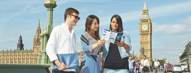 Sightseeing bei einer LISA! Sprachreise Englisch in London Gruppe von Teilnehmern einer Sprachreise beim Sightsseing am Big Ben in London