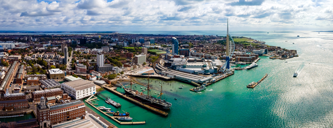 LISA-Sprachreisen-Erwachsene-Englisch-England-Portsmouth-Hafen-Boote-Meer-Hochhaus