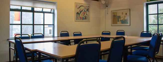 Stühle und Tische stehen in einem Raum in der LISA! Sprachschule in Galway