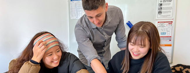 LISA-Sprachreisen-Erwachsene-Englisch-Neuseeland-Christchurch-Schule-Unterricht-Erklaerung-Klasse LISA-Sprachreisen-Erwachsene-Englisch-Neuseeland-Christchurch-Schule-Unterricht-Erklaerung-Klasse