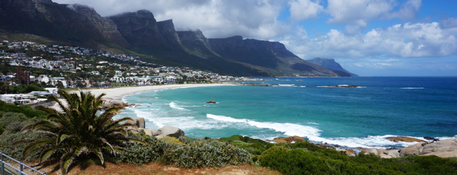 LISA-Sprachreisen-Erwachsene-Englisch-Suedafrika-Kapstadt-Green-Point-Kueste-Berge-Meer-Wellen