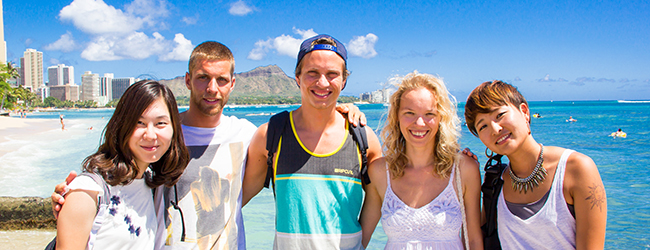 LISA-Sprachreisen-Erwachsene-Englisch-USA-Hawaii-Honolulu-Waikiki-Strand-Leute-Meer