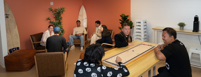 Pause an der LISA! Sprachschule für Erwachsene in San Diego Erwachsene sitzen in der Lounge der LISA! Sprachschule in San Diego und unterhalten sich oder spielen