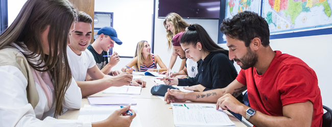 LISA-Sprachreisen-Erwachsene-Englisch-USA-San-Diego-Beach-Sprachschule-Unterricht-Klassenraum