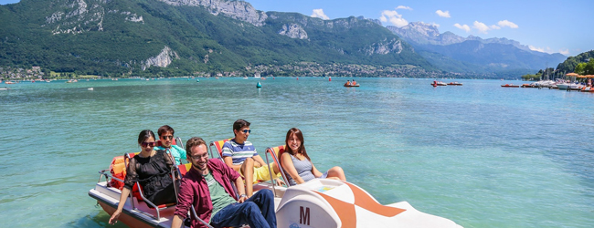 LISA-Sprachreisen-Erwachsene-Franzoesisch-Frankreich-Annecy-Freizeit-Sommer-See-Boot