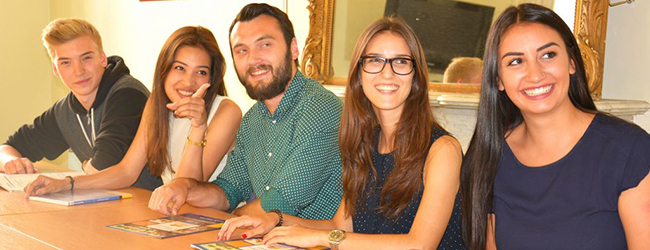 LISA-Sprachreisen-Erwachsene-Franzoesisch-Frankreich-Montpellier-Sprachschule-Klassenzimmer-Lernsituation LISA-Sprachreisen-Erwachsene-Franzoesisch-Frankreich-Montpellier-Sprachschule-Klassenzimmer-Lernsituation