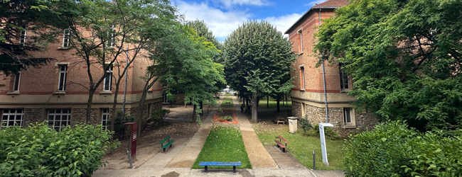 Blick in den grünen Innehof der LISA! Sprachschule in Paris