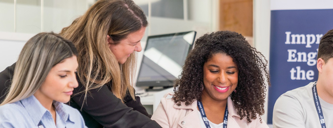 Eine Lehrerin erklärt etwas im Klassenzimmer bei einer LISA! Sprachreise in Paris